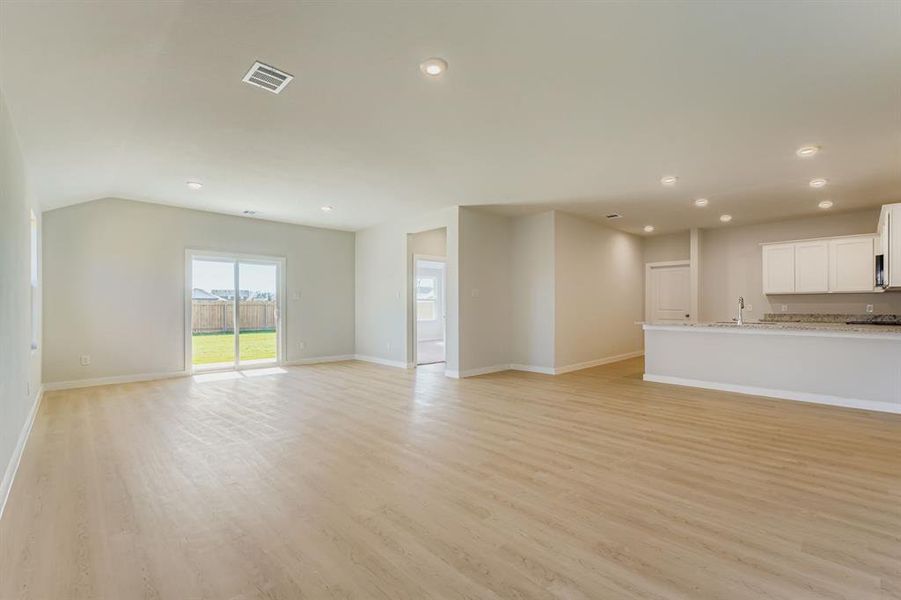 Spacious, unfurnished interior of a new home in Middlefield Village, Dallas (Image 26).