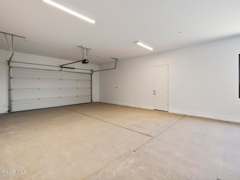 Spacious, unfurnished interior of a new home in Hidden Hills, Prescott (Image 28).