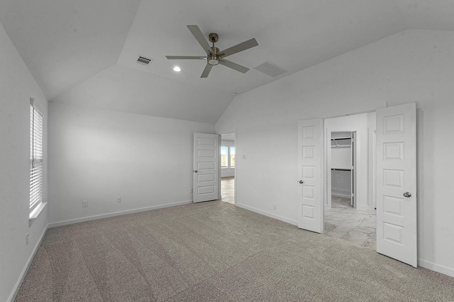 Spacious, unfurnished interior of a new home in Grand Mason Crossing, Katy (Image 17).
