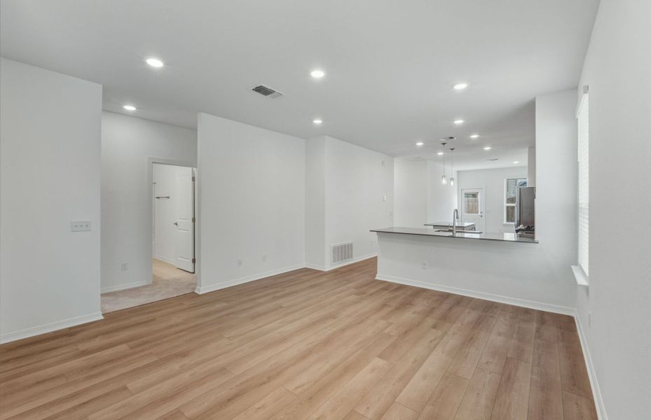 Spacious, unfurnished interior of a new home in Crosswinds, Kyle (Image 12).