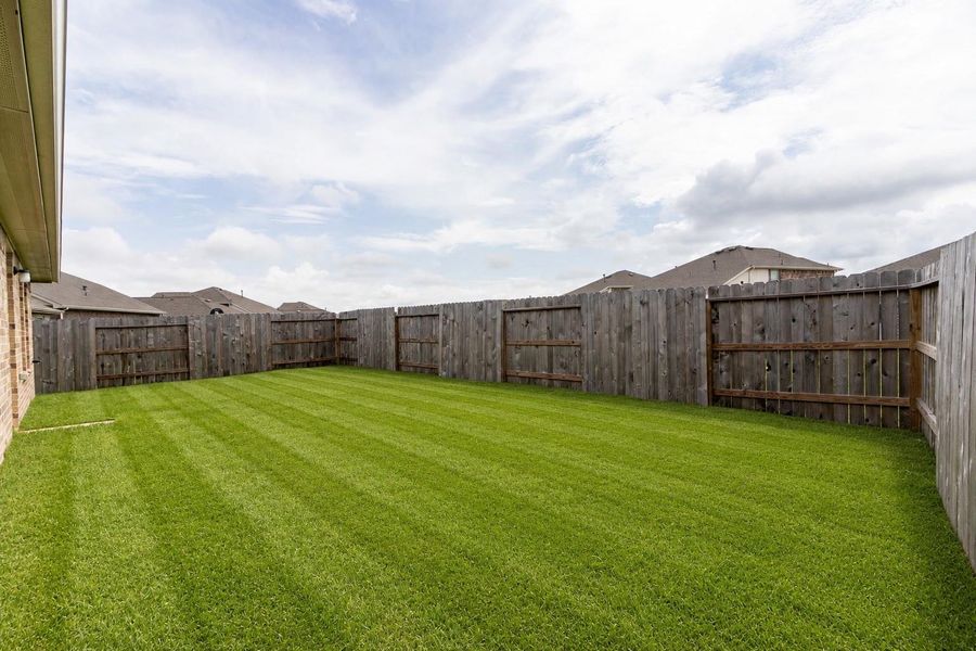 Exterior details and patio area of a home in Samara, League City (Image 4).