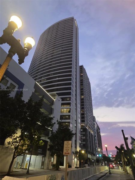 Condo located in Miami, FL showcasing its design and architecture (Image 27).