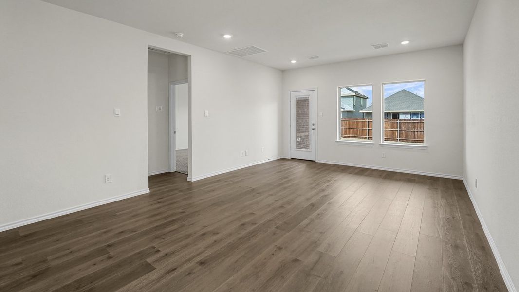 Spacious, unfurnished interior of a new home in Hanolley Hills, Sherman (Image 5).