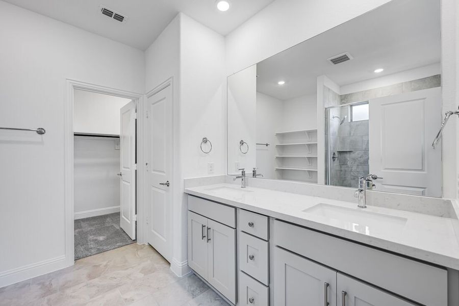 Furnished interior view inside a new home in Madero 50s, Fort Worth (Image 9).