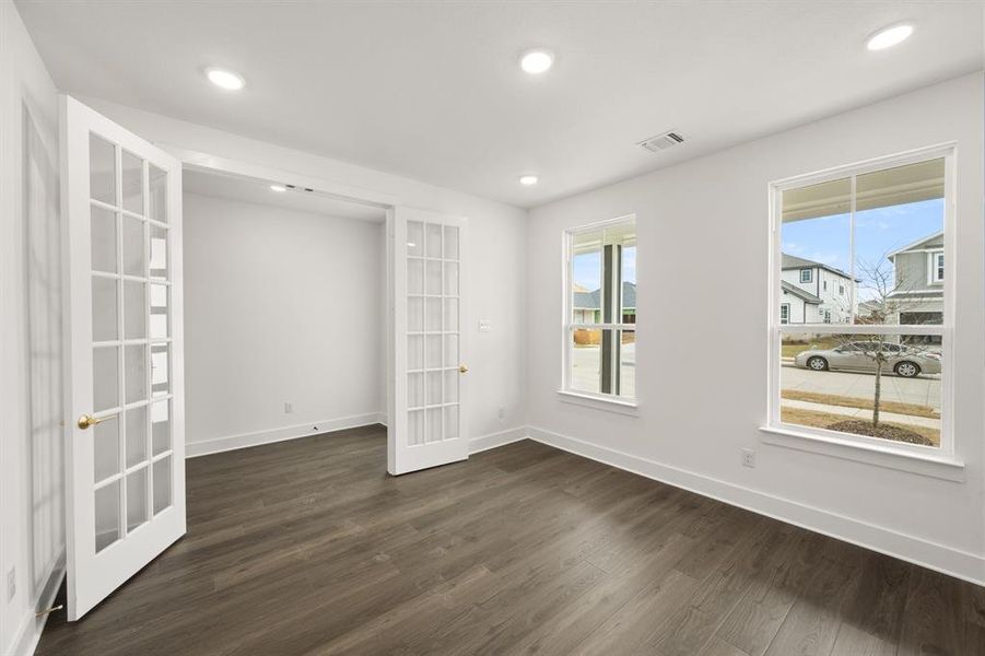 1725 Nesting Robin- Study-4733