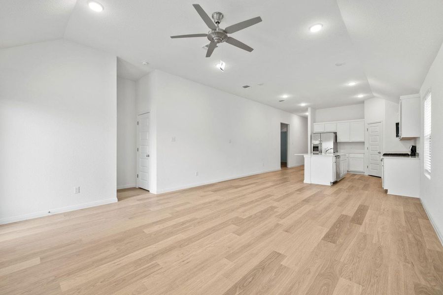 Spacious, unfurnished interior of a new home in Trinity Ranch, Elgin (Image 18).