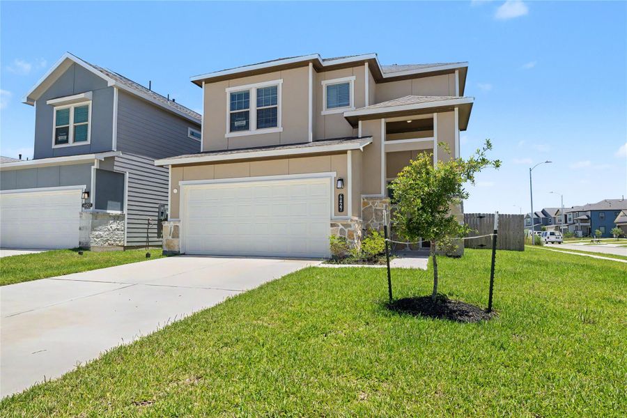Front exterior of a new home in Glendale Lakes, Rosharon, TX, highlighting curb appeal (Image 24).