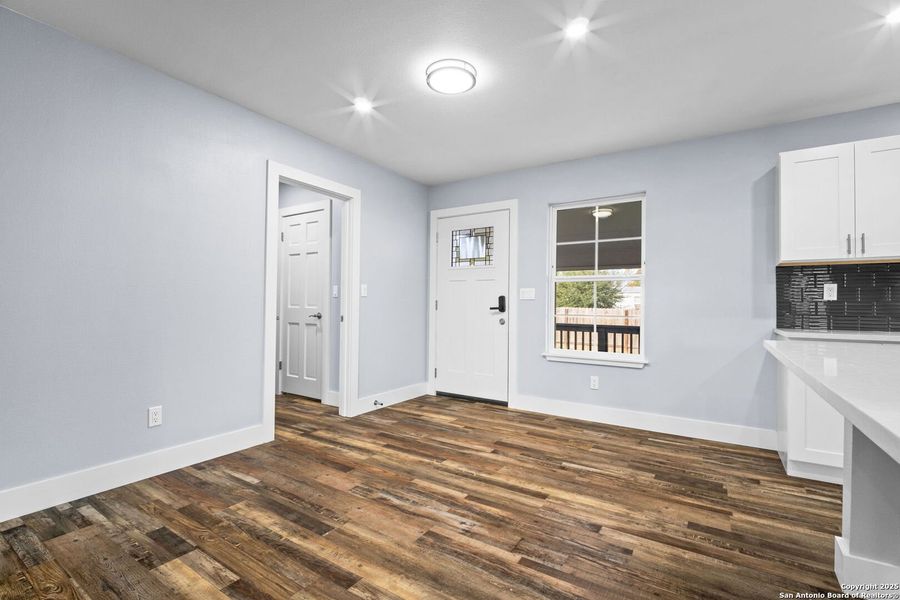 Spacious, unfurnished interior of a new home in , Bandera (Image 26).