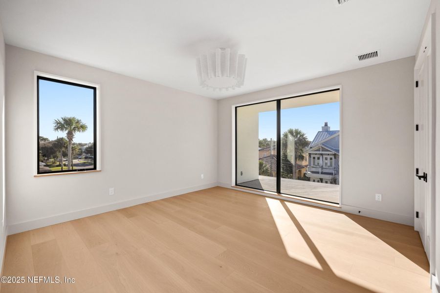 Spacious, unfurnished interior of a new home in , Atlantic Beach (Image 26).