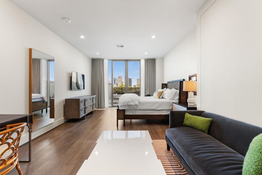 Convenient and private on-site guest apartment available for the building residents to rent for their guests.  Fully equipped and provide a comfortable home-like environment rather than standard hotel accommodation.