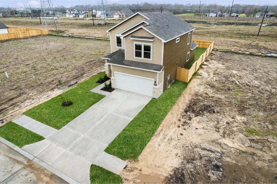 Front exterior of a new home in Glendale Lakes, Rosharon, TX, highlighting curb appeal (Image 27). Front exterior of a new home in Glendale Lakes, Rosharon, TX, highlighting curb appeal (Image 27).