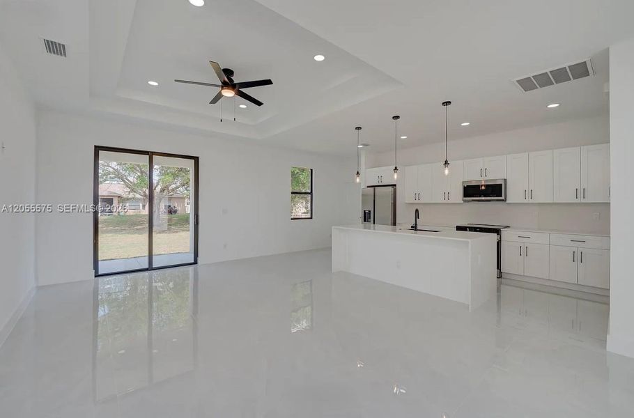 Spacious, unfurnished interior of a new home in , Lehigh Acres (Image 18).