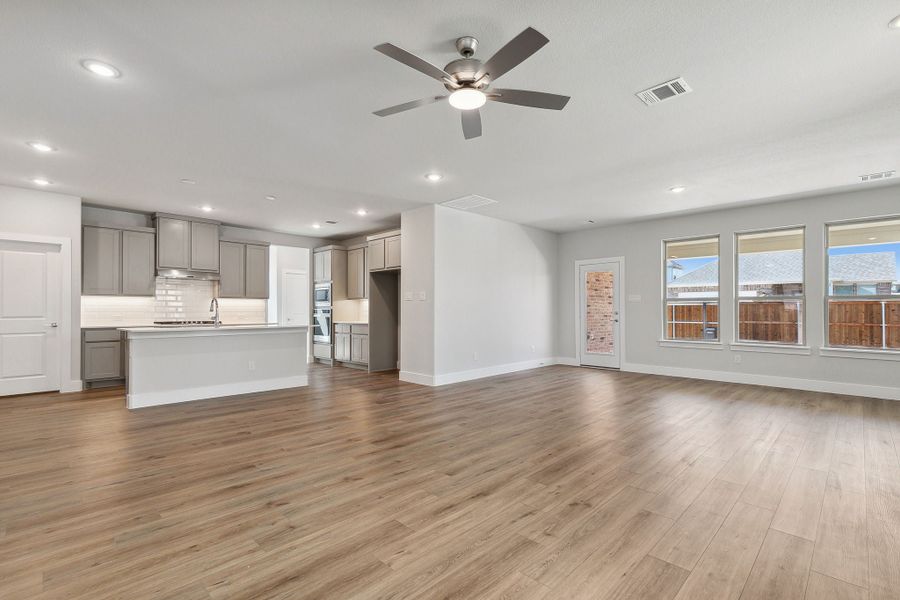 Spacious, unfurnished interior of a new home in Dove Hollow, Waxahachie (Image 12). Spacious, unfurnished interior of a new home in Dove Hollow, Waxahachie (Image 12).