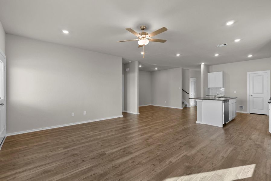 Spacious, unfurnished interior of a new home in Laurel Landing, Alvin (Image 26).