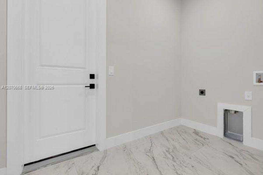 Spacious, unfurnished interior of a new home in , Cape Coral (Image 21).