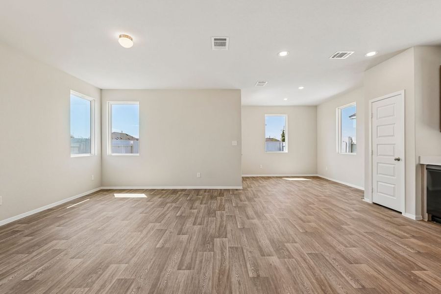 Spacious, unfurnished interior of a new home in Harvest Ridge, Elgin (Image 10).