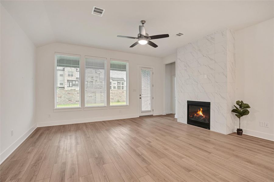 Spacious, unfurnished interior of a new home in Cross Creek Ranch 45′, Fulshear (Image 16).