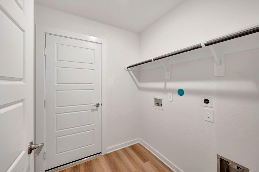 Spacious, unfurnished interior of a new home in Lone Star Landing, Montgomery (Image 20).