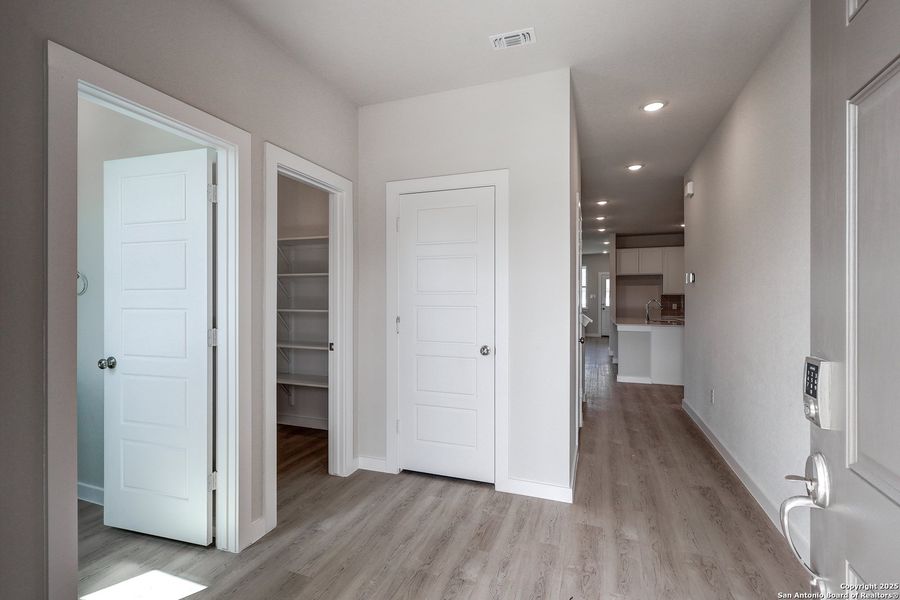 Spacious, unfurnished interior of a new home in Cinco Lakes, San Antonio (Image 15). Spacious, unfurnished interior of a new home in Cinco Lakes, San Antonio (Image 15).