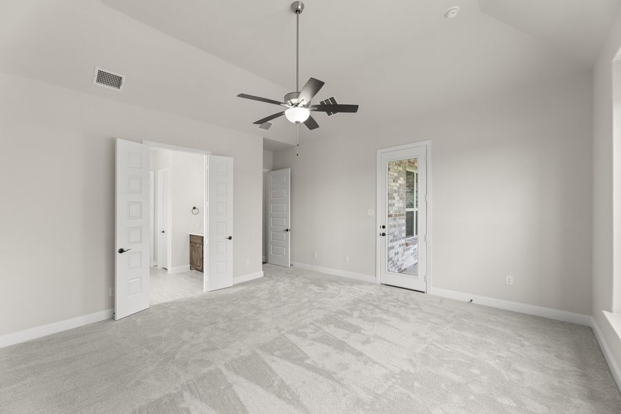 Spacious, unfurnished interior of a new home in River Ranch, Van Alstyne (Image 24).