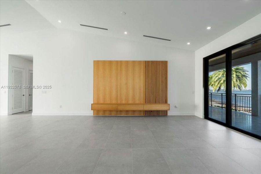 Spacious, unfurnished interior of a new home in , Marathon (Image 62).