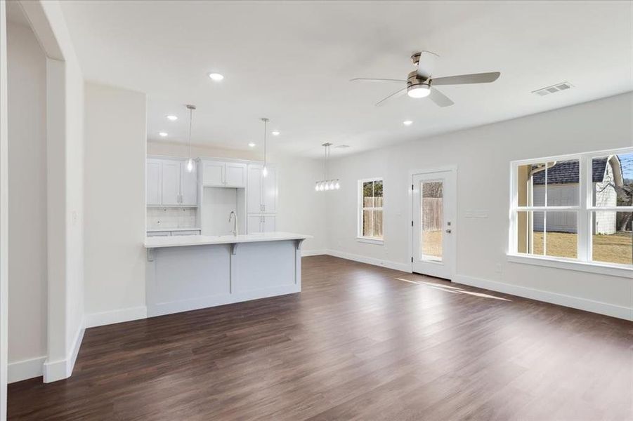 Spacious, unfurnished interior of a new home in , Sherman (Image 25).