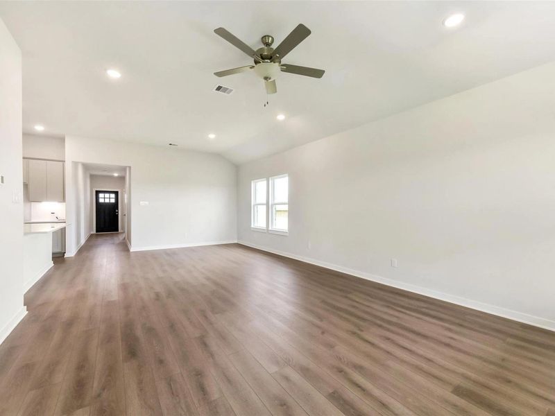 Spacious, unfurnished interior of a new home in River Ranch Meadows, Dayton (Image 13).