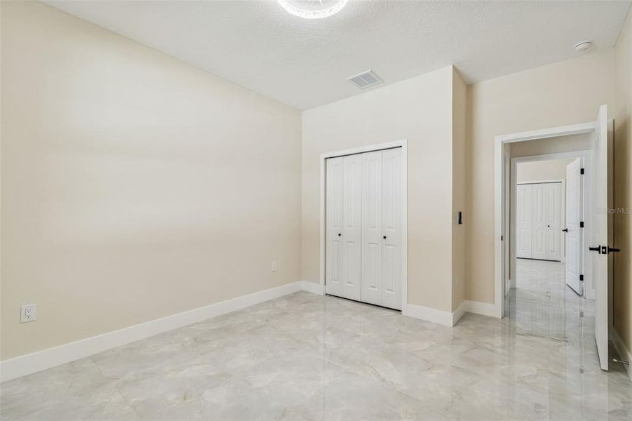 Spacious, unfurnished interior of a new home in , Tampa (Image 40).