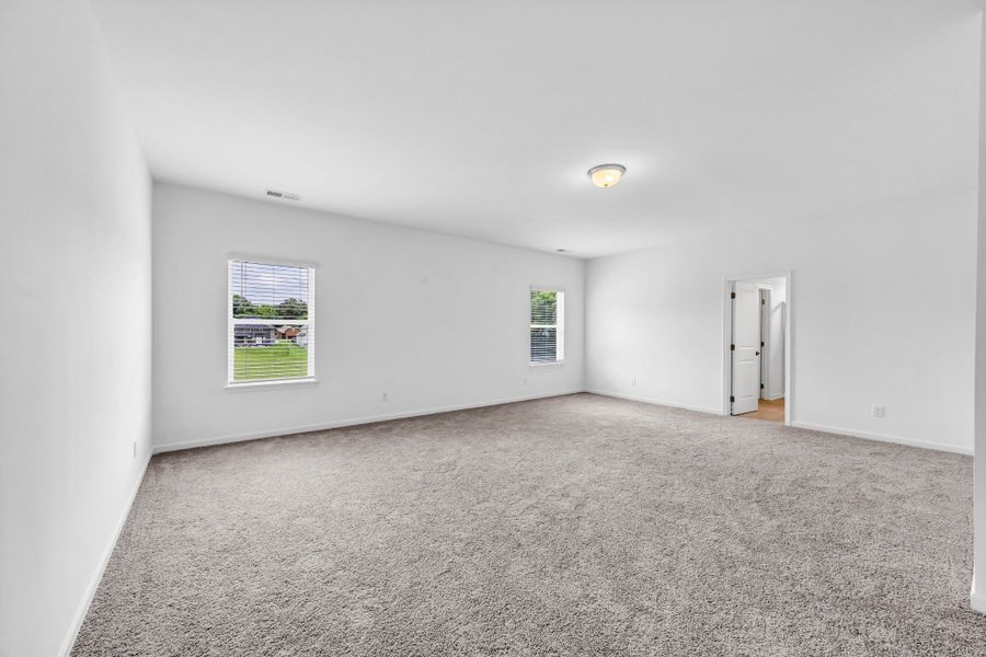 Spacious, unfurnished interior of a new home in The Oaks, Clarksville (Image 17).