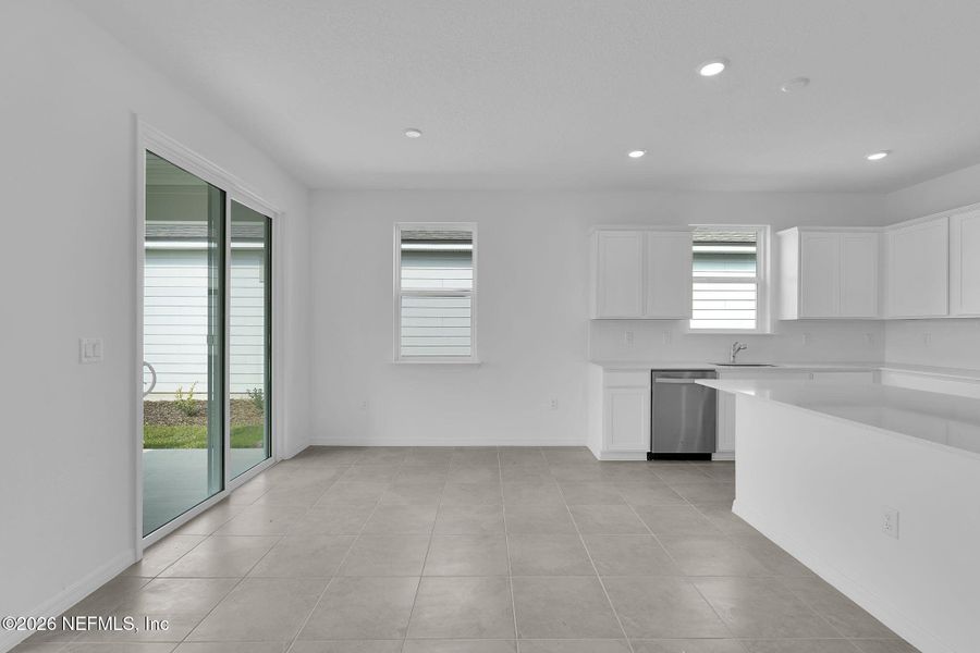 Spacious, unfurnished interior of a new home in Hyland Trail, Green Cove Springs (Image 15).