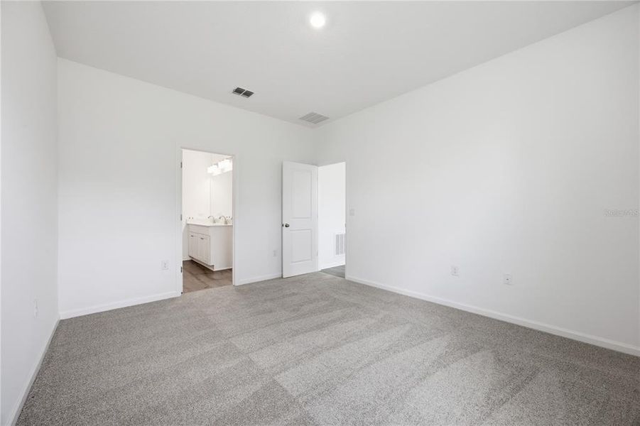 Spacious, unfurnished interior of a new home in , Okahumpka (Image 16).