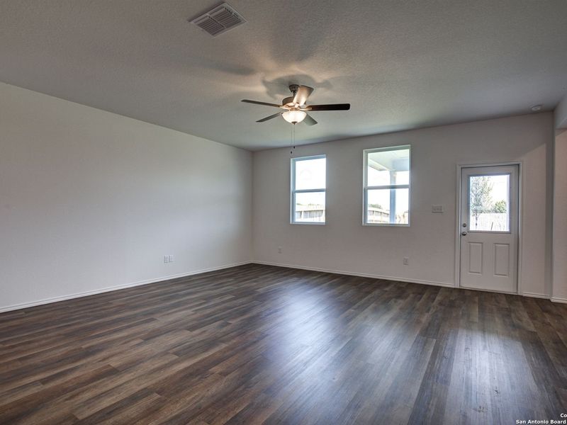 Spacious, unfurnished interior of a new home in Hannah Heights, Seguin (Image 19).