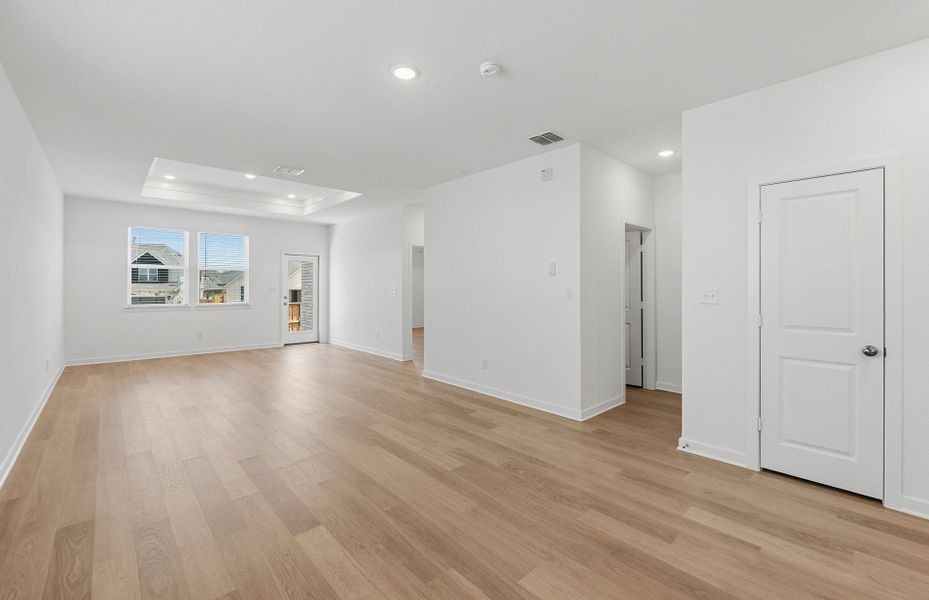 Spacious, unfurnished interior of a new home in Sunfield, Buda (Image 15).