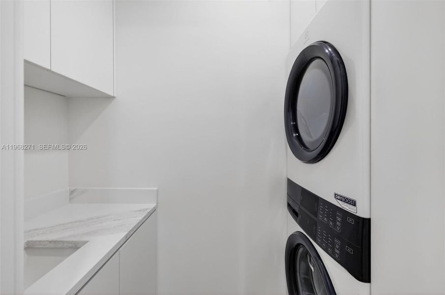 Close-up of interior finishes inside a home in , Fort Lauderdale (Image 20).