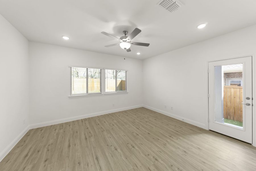 Spacious, unfurnished interior of a new home in Town Park, Princeton (Image 11).