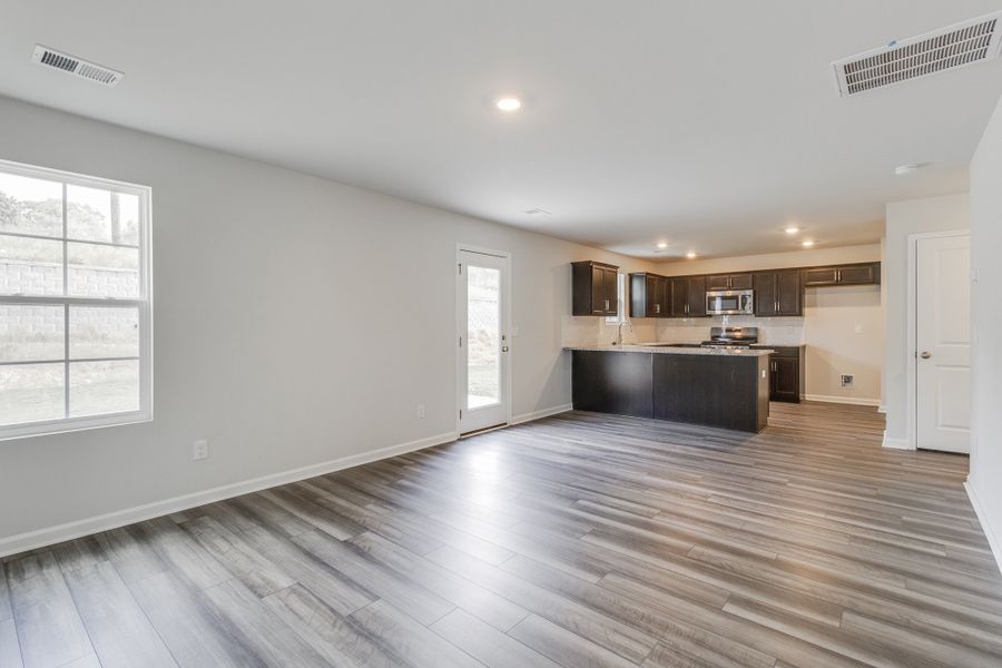 Spacious, unfurnished interior of a new home in Bluefield, Lexington (Image 22).