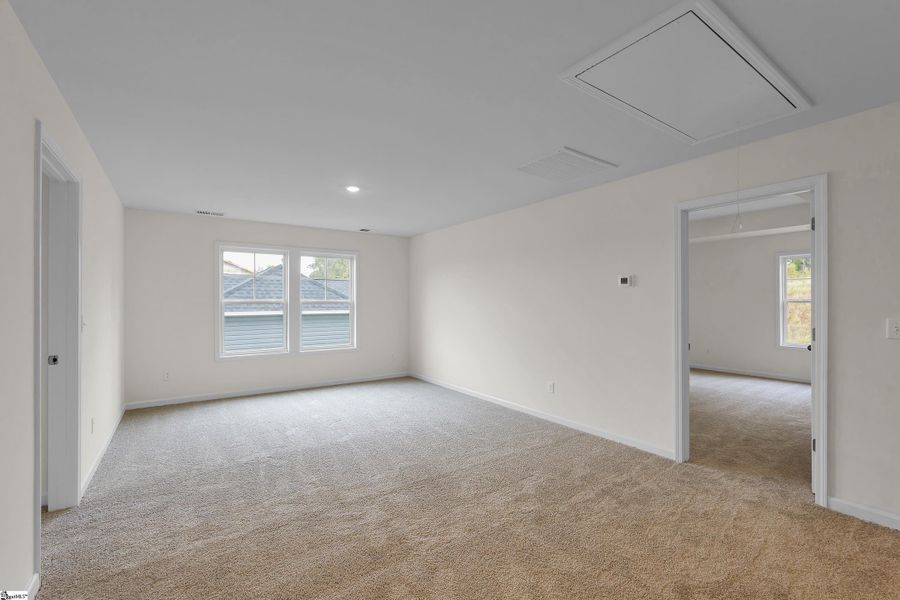 Spacious, unfurnished interior of a new home in Lynbrook, Boiling Springs (Image 21).
