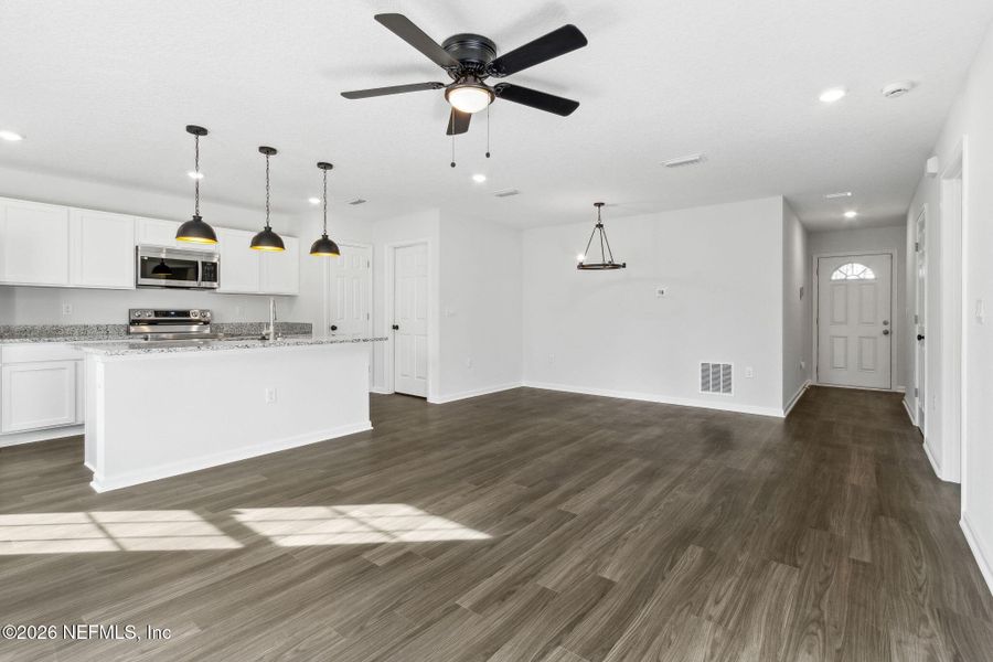 Spacious, unfurnished interior of a new home in , Jacksonville (Image 12).