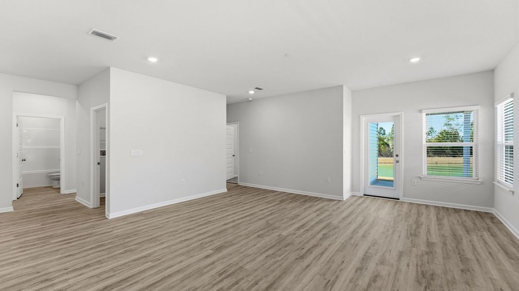 Spacious, unfurnished interior of a new home in Hodges Bayou Plantation, Panama City (Image 14).