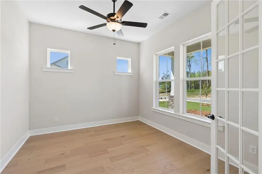 Spacious, unfurnished interior of a new home in Meadow Brook Farms, Cumming (Image 14).