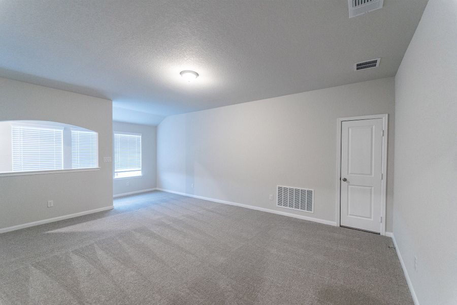 Spacious, unfurnished interior of a new home in Homestead, Schertz (Image 13).