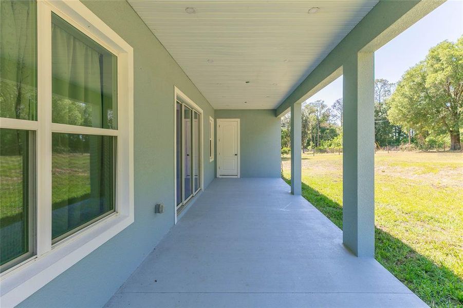 Exterior details and patio area of a home in , Dade City (Image 3).