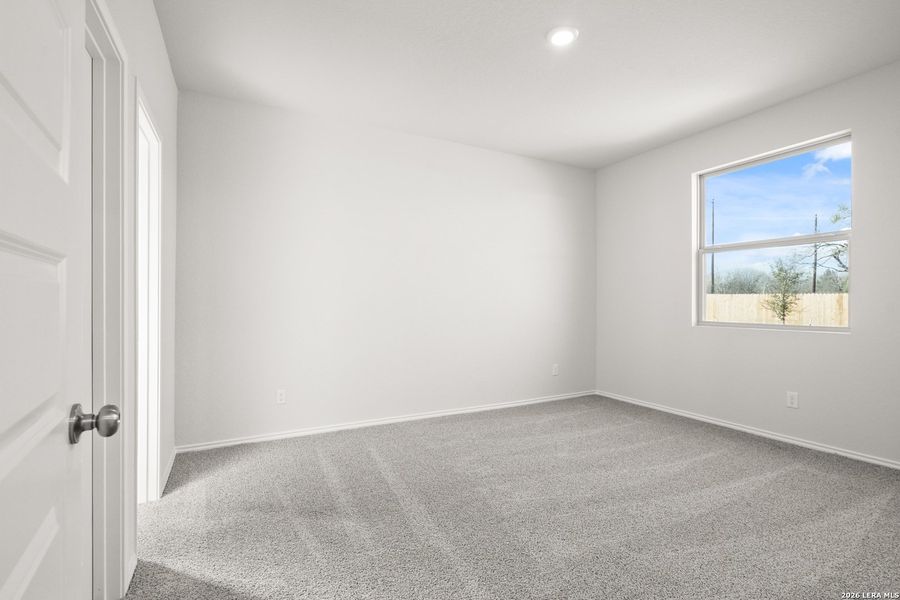Spacious, unfurnished interior of a new home in Blue Ridge Ranch, San Antonio (Image 14).