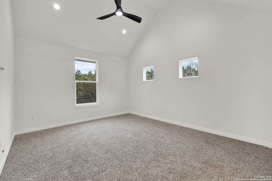 Spacious, unfurnished interior of a new home in , Canyon Lake (Image 22).