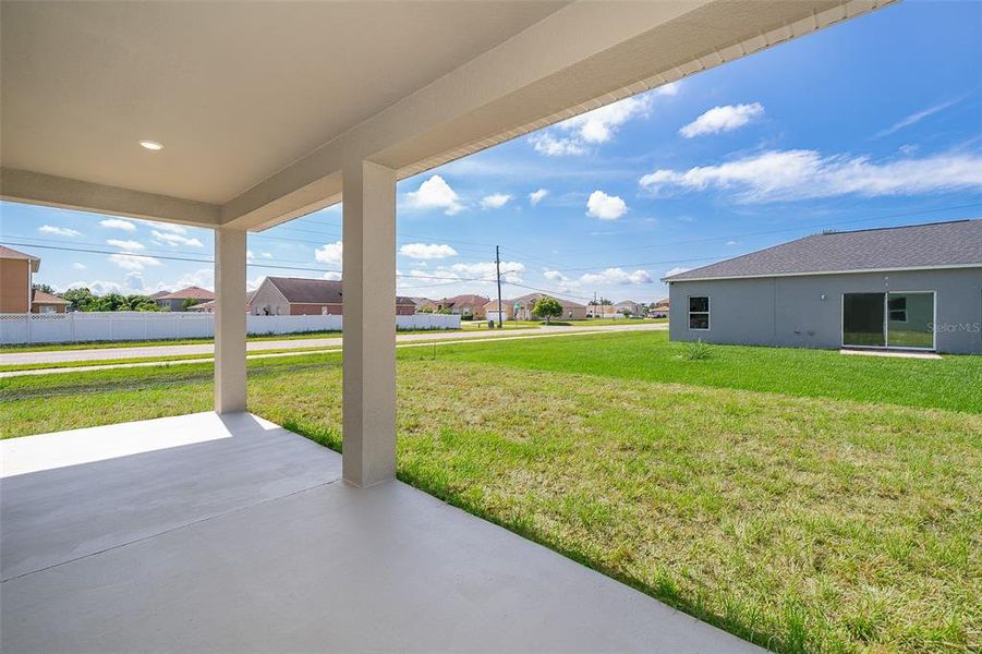 Exterior details and patio area of a home in , Kissimmee (Image 4).