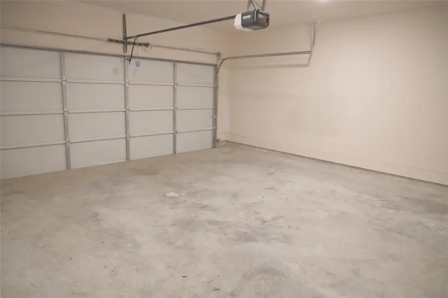 Spacious, unfurnished interior of a new home in , Houston (Image 11).