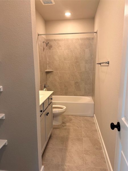 Furnished interior view inside a new home in Meridiana 40', 65', Iowa Colony (Image 5).