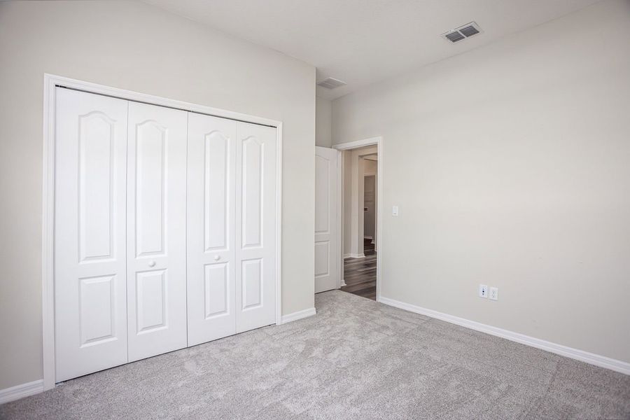 Spacious, unfurnished interior of a new home in Oakstone Farms, Leesburg (Image 40).