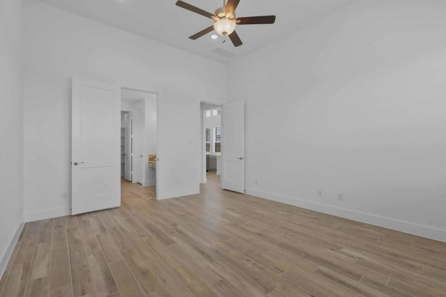 Representative unfurnished interior of a home built from the Durango by Chesmar Homes in Sienna 45', Missouri City (Image 17).