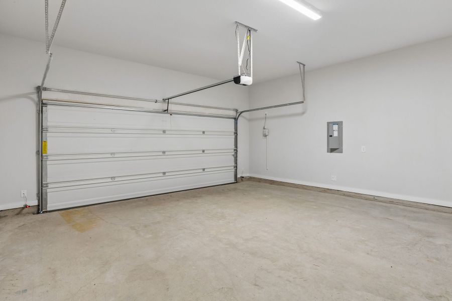 Spacious, unfurnished interior of a new home in Painted Tree Lakeside, McKinney (Image 28).